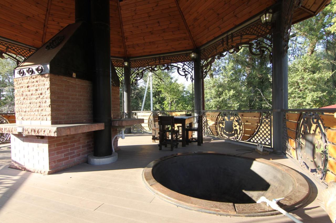 Загородный Комплекс Fort Pirnov Park Pirnove Exterior foto