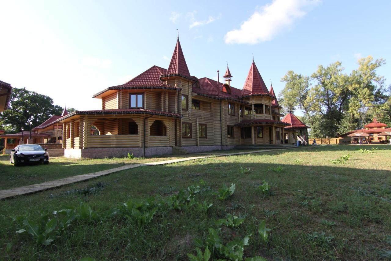 Загородный Комплекс Fort Pirnov Park Pirnove Exterior foto